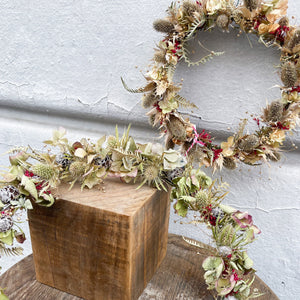 Apri immagine nella presentazione, Ghirlanda Natalizia con conifere, bacche e fiori secchi o stabilizzati
